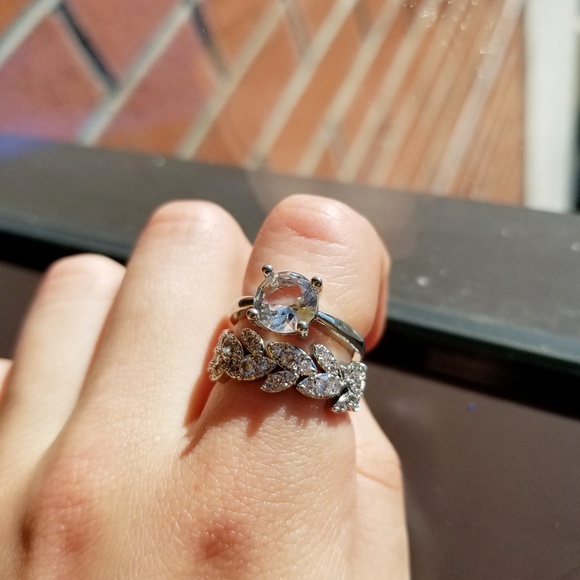 🎊HP🎊 Silver Crystal Leaf Ring - Picture 4 of 4